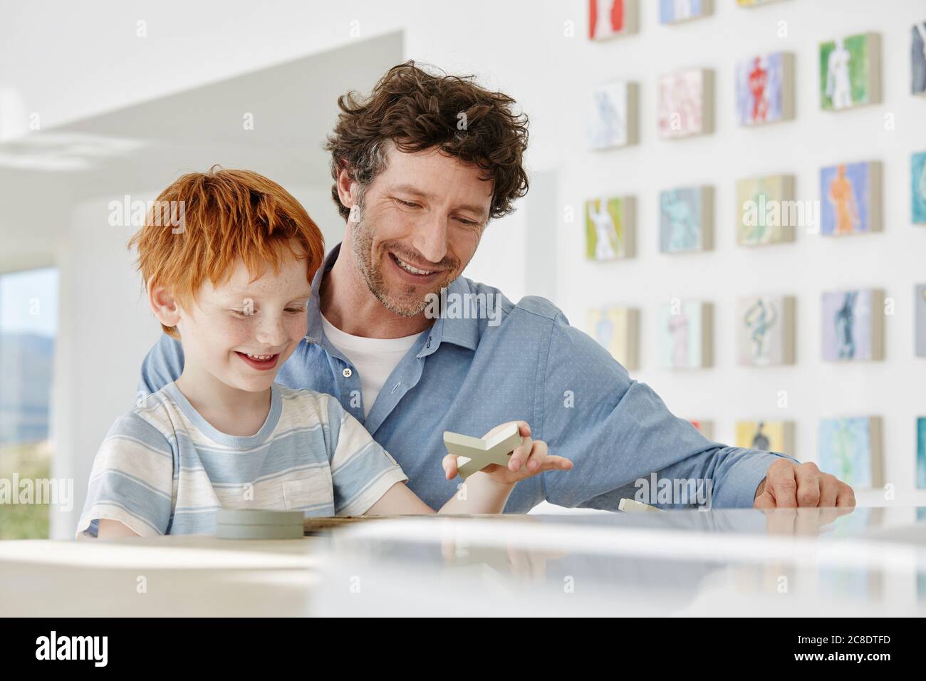 Padre che gioca con il figlio felice in una villa Foto Stock