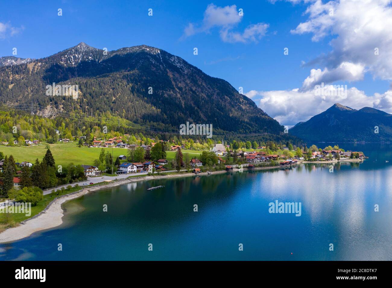 Germania, Baviera, Kochel, villaggio sulla riva del lago di Walchen con Herzogstand montagna in background Foto Stock