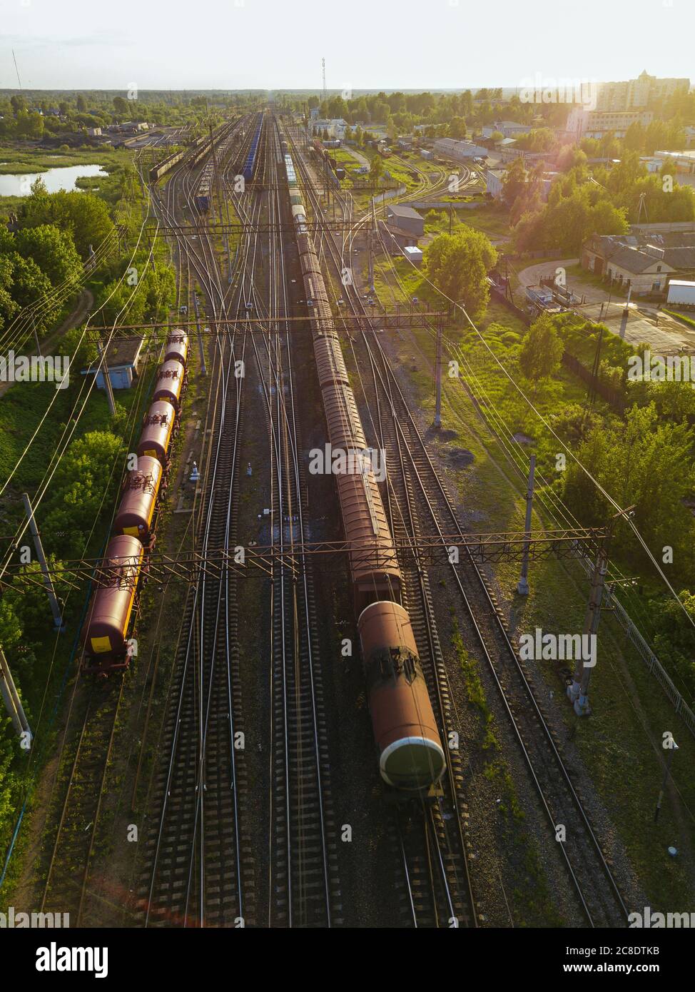 Russia, Leningrado Oblast, Tikhvin, Vista aerea di vagoni ferroviari stazionari al crepuscolo Foto Stock