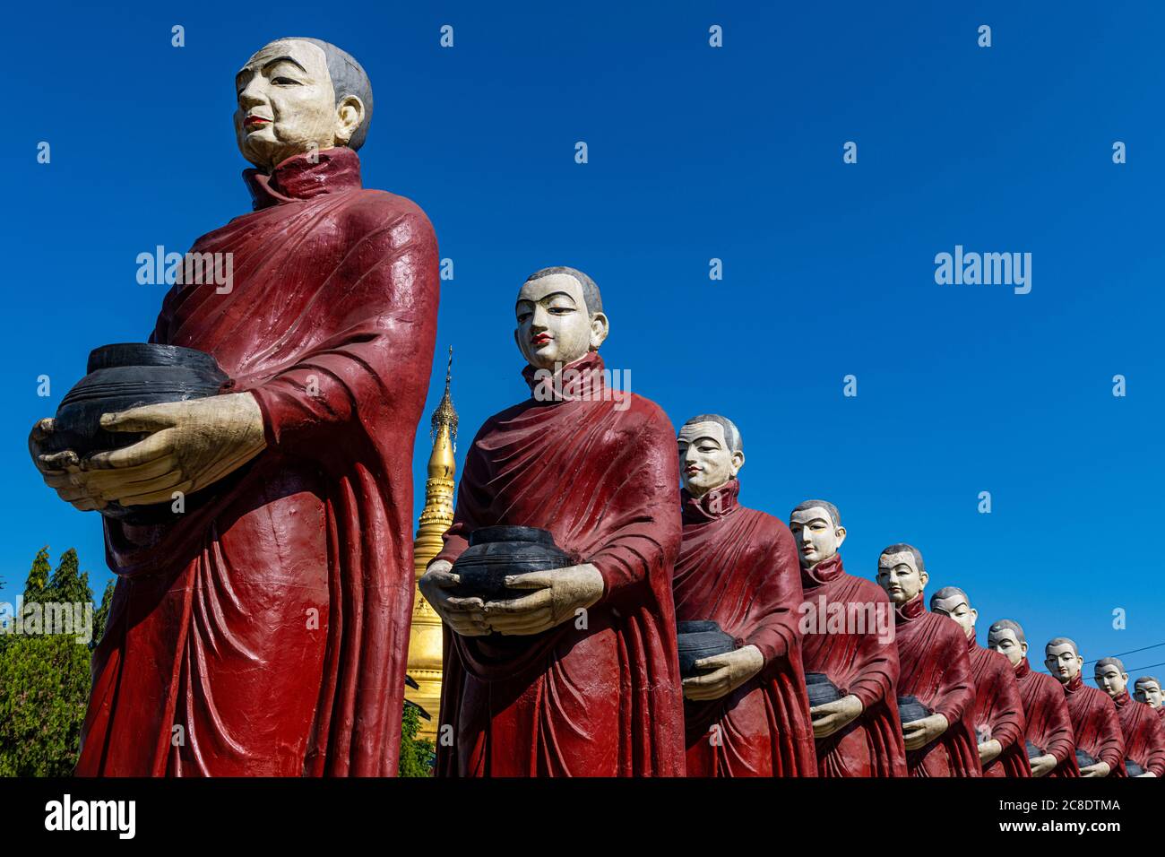 Myanmar, Stato di Kachin, Aung Zay Yan Aung Pagoda, Staues di monaci con le elemosine Foto Stock