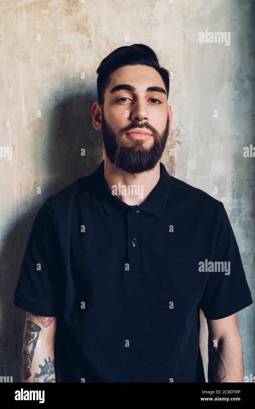 Ritratto di un giovane sicuro ed elegante Foto Stock
