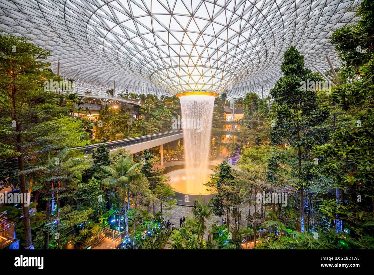 SINGAPORE - 3 MARZO 2020: Cascata presso IL centro commerciale JEWEL CHANGI AIRPORT al terminal 4 dell'aeroporto changi di singapore Foto Stock