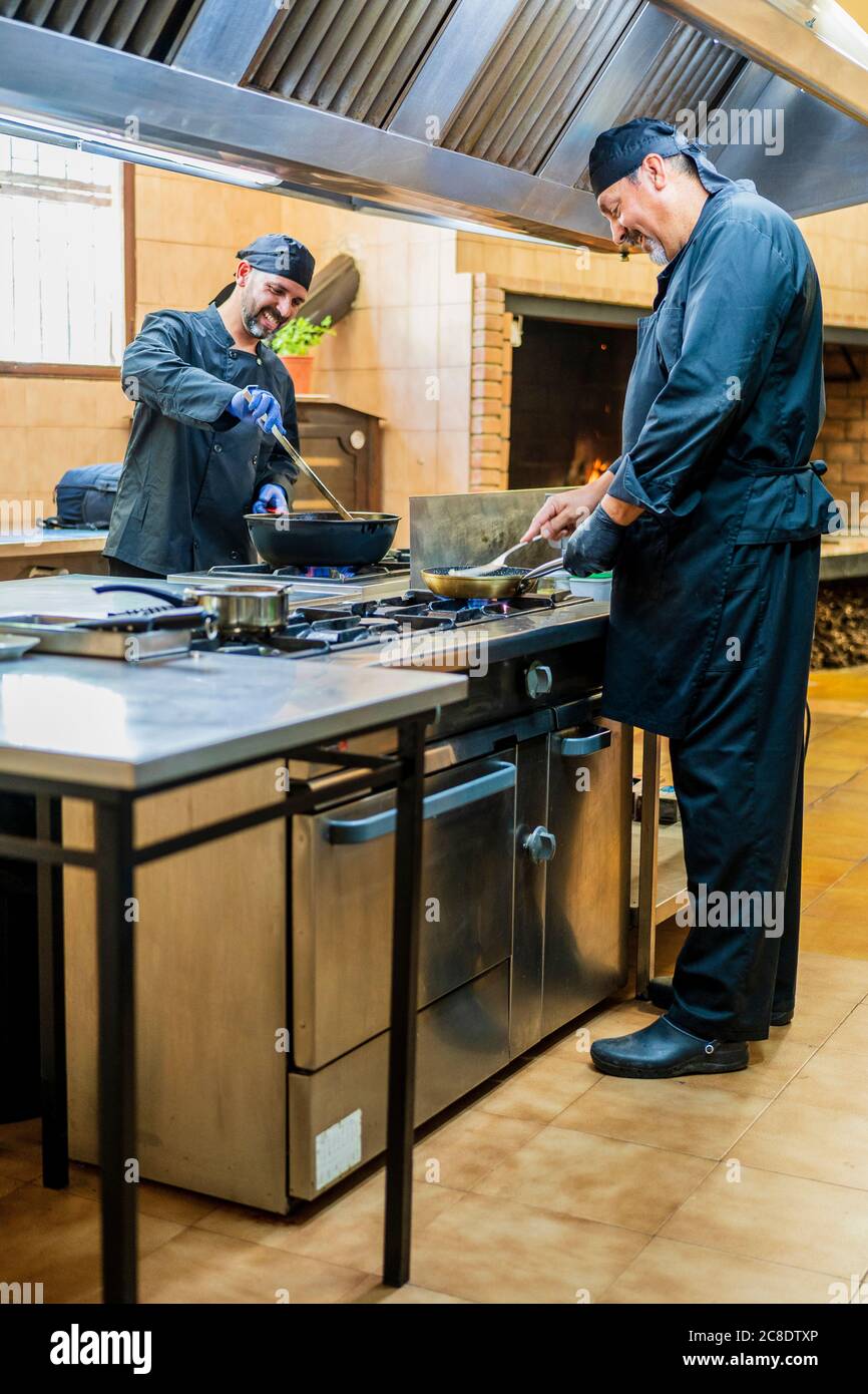 Cucina tradizionale nella cucina del ristorante Foto Stock