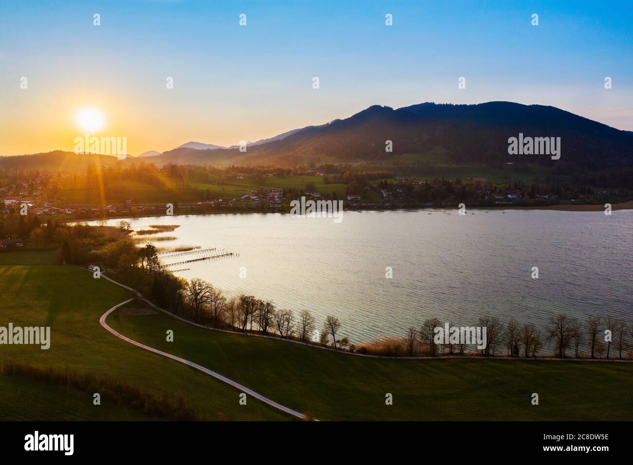 Germania, Baviera, Gmund am Tegernsee, Drone vista di Tegernsee all'alba Foto Stock