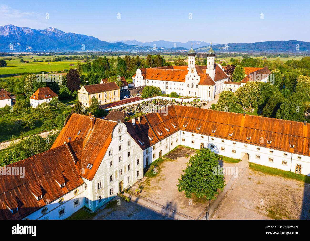 Germania, Baviera, drone vista meierhof di Benediktbeuern Abbazia in primavera Foto Stock