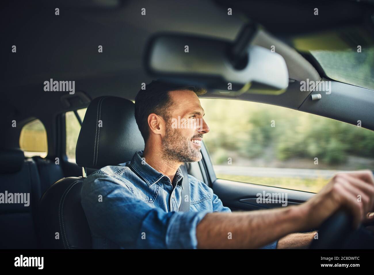 Uomo bello guidare una vettura Foto Stock