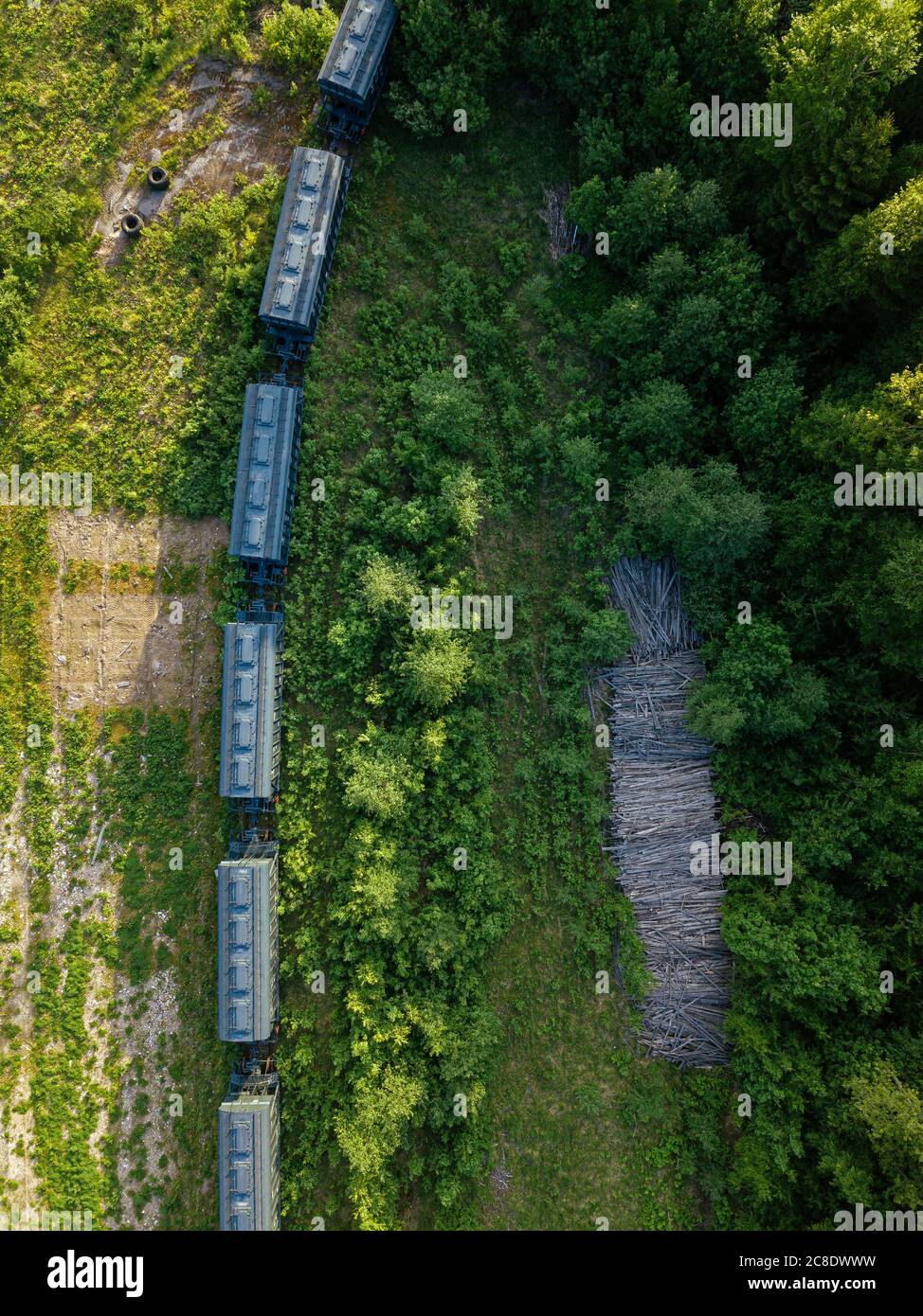Russia, Leningrado Oblast, Tikhvin, vista aerea delle auto ferroviarie ai margini della foresta Foto Stock