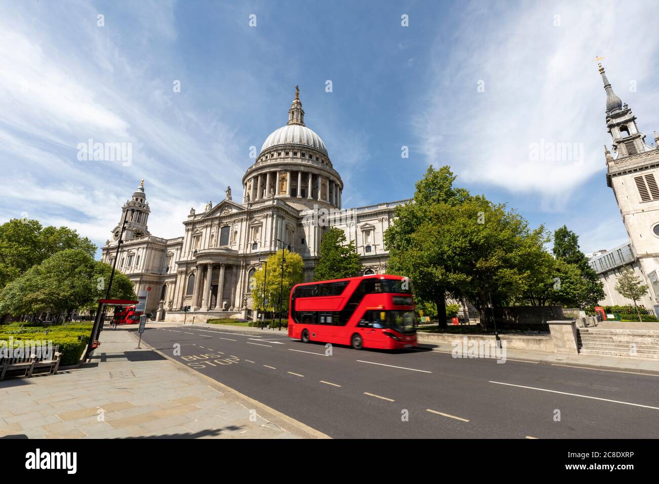 Regno Unito, Londra, Cattedrale di St Paul e autobus rosso a due piani in una giornata di sole Foto Stock