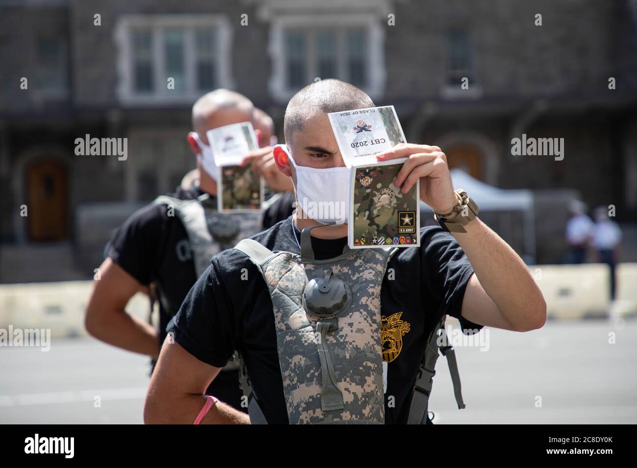 Cadetti di West Point, distanza sociale mentre studiando il New Cadet Handbook dopo essere arrivati alla U.S. Military Academy 13 luglio 2020, a West Point, New York. La classe di 2024 è più di 1,200 forti e sono stati richiesti per essere testati per COVID-19 all'arrivo, indossare maschere, e pratica di distanza sociale. Foto Stock