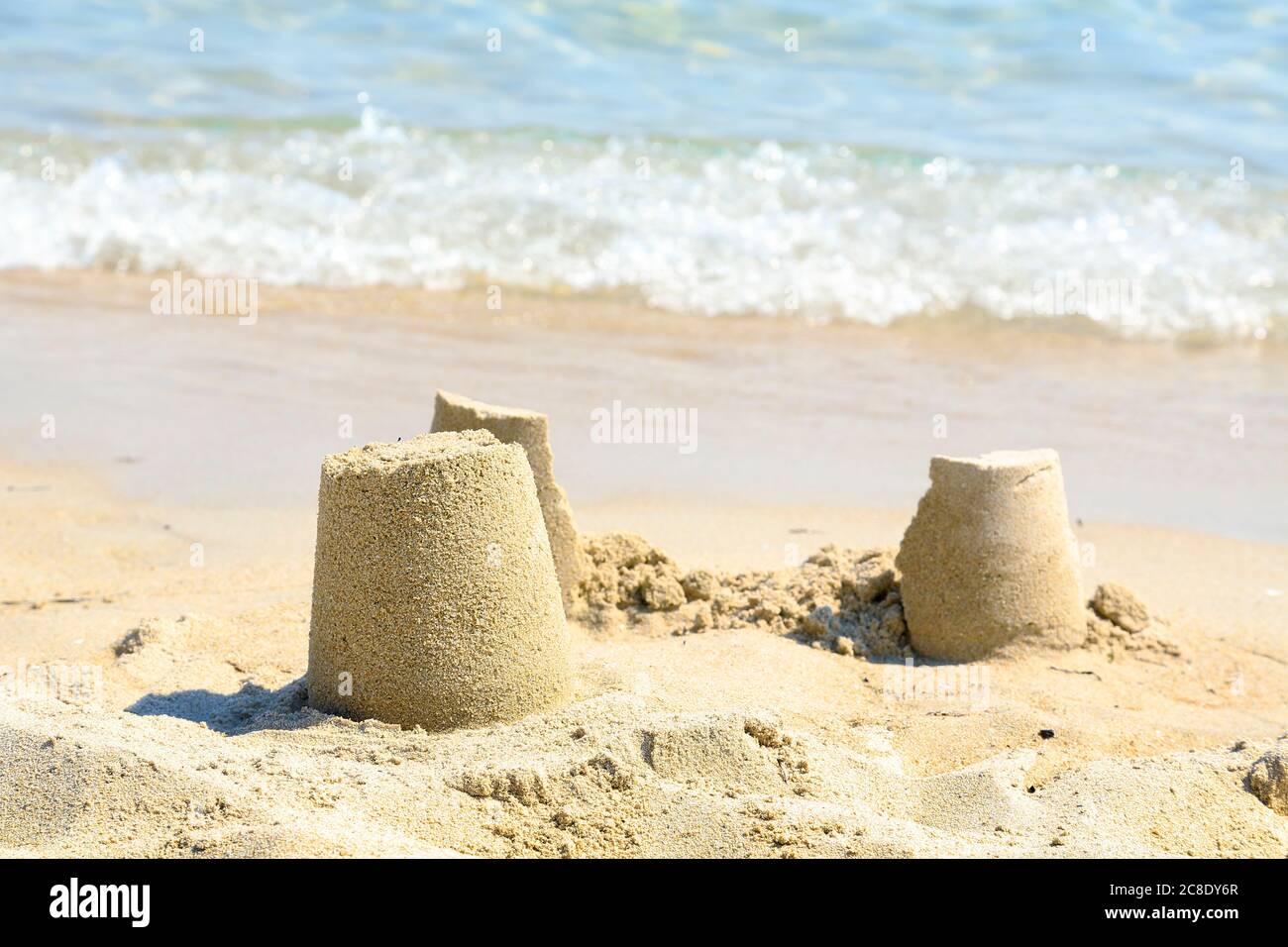 piccoli e semplici castelli di sabbia sulla spiaggia Foto stock - Alamy