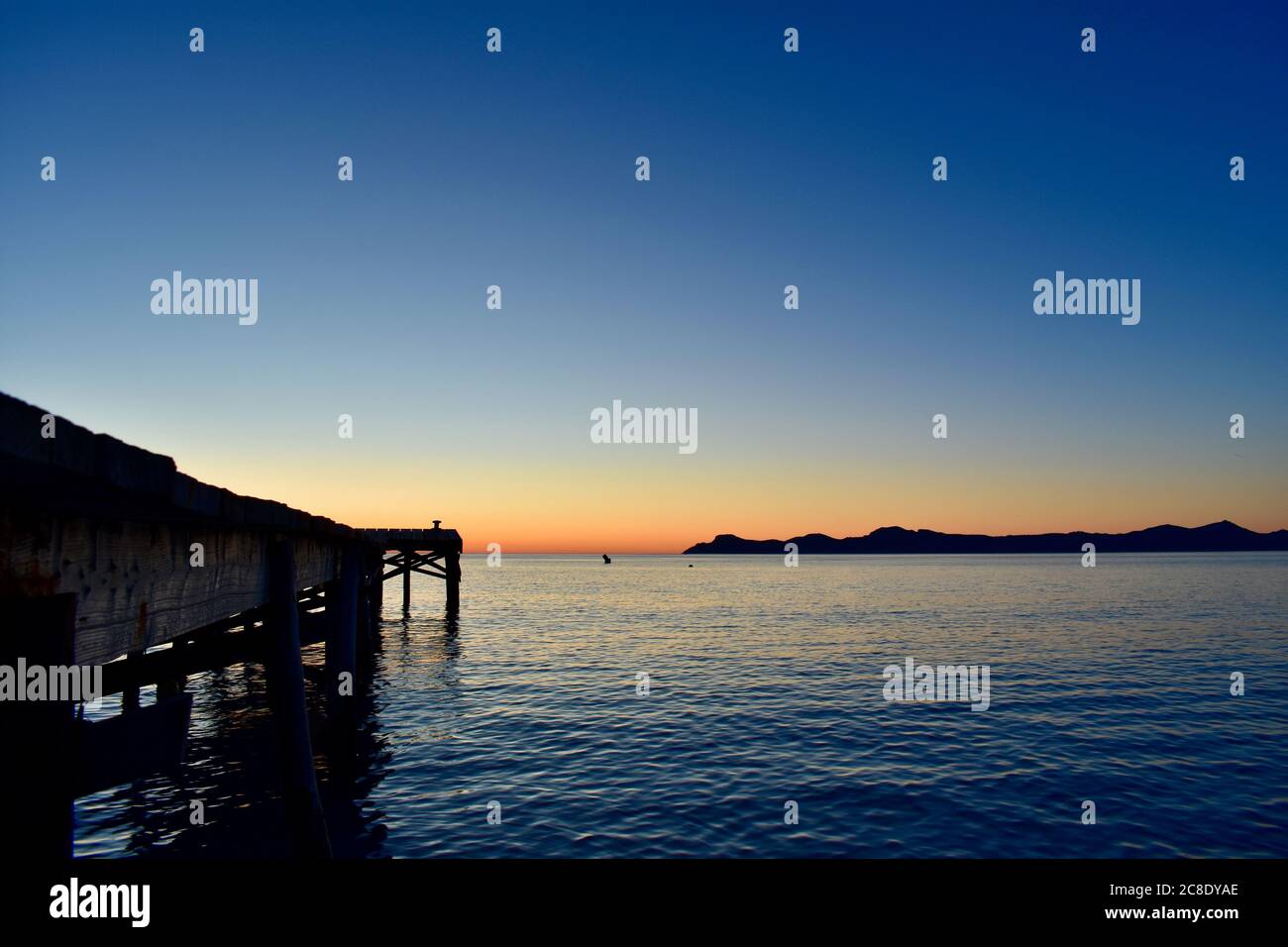 Alba a maiorca sul mare con molo/molo Foto Stock