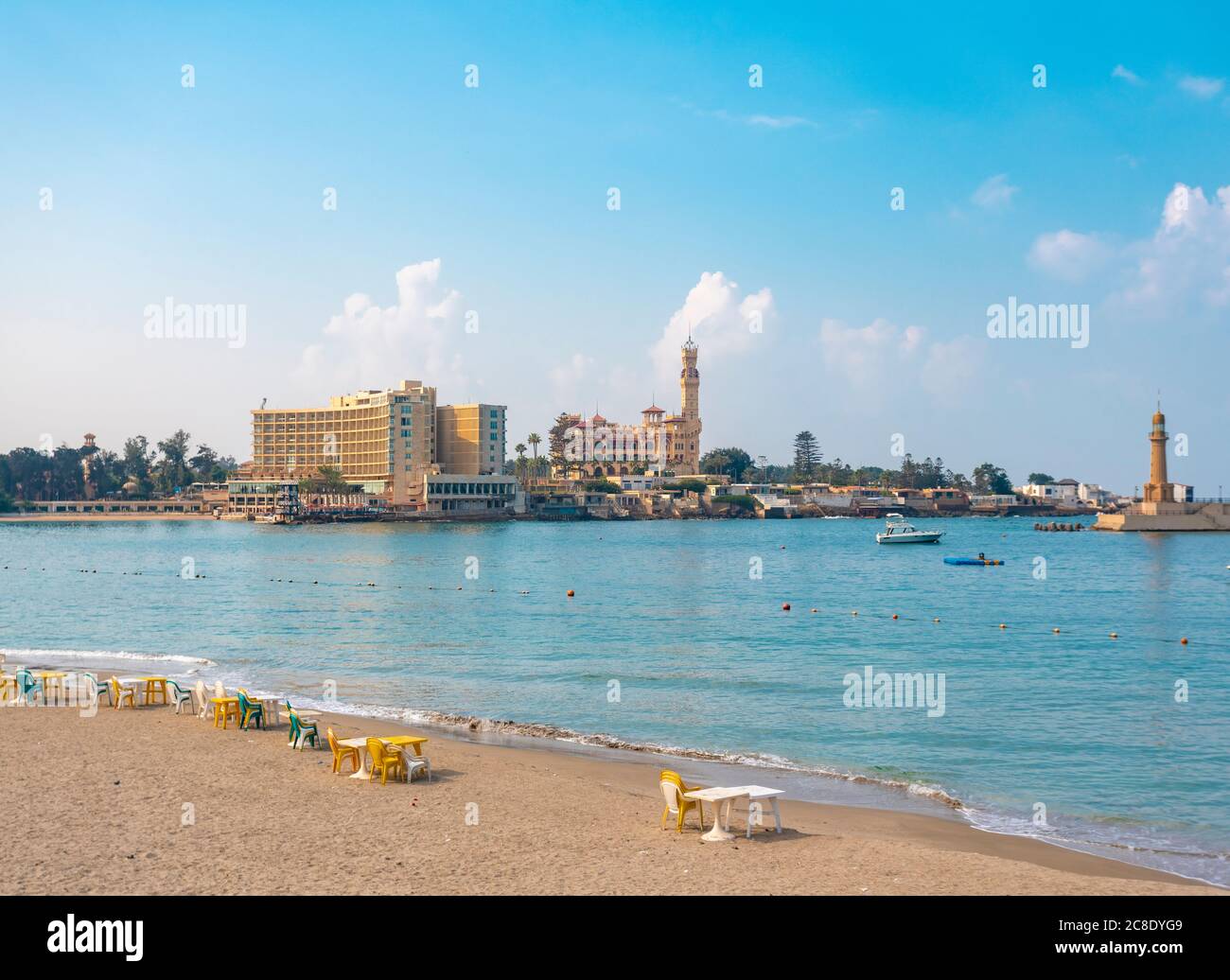Egitto, Alessandria, El Montaza spiaggia con Palestina hotel e El Montaza palazzo Foto Stock