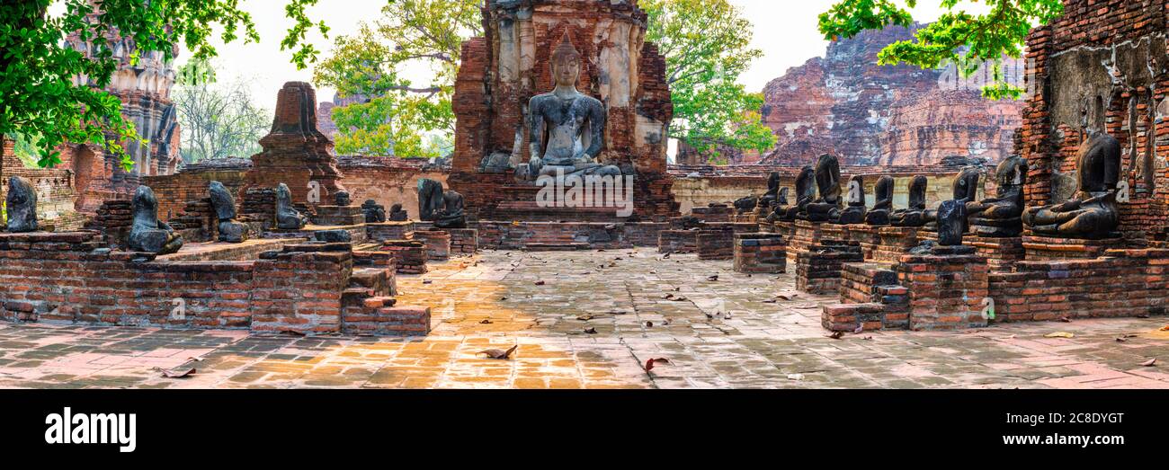 Thailandia, Provincia di Ayutthaya, Panorama dell'antico tempio di Wat Mahathat Foto Stock