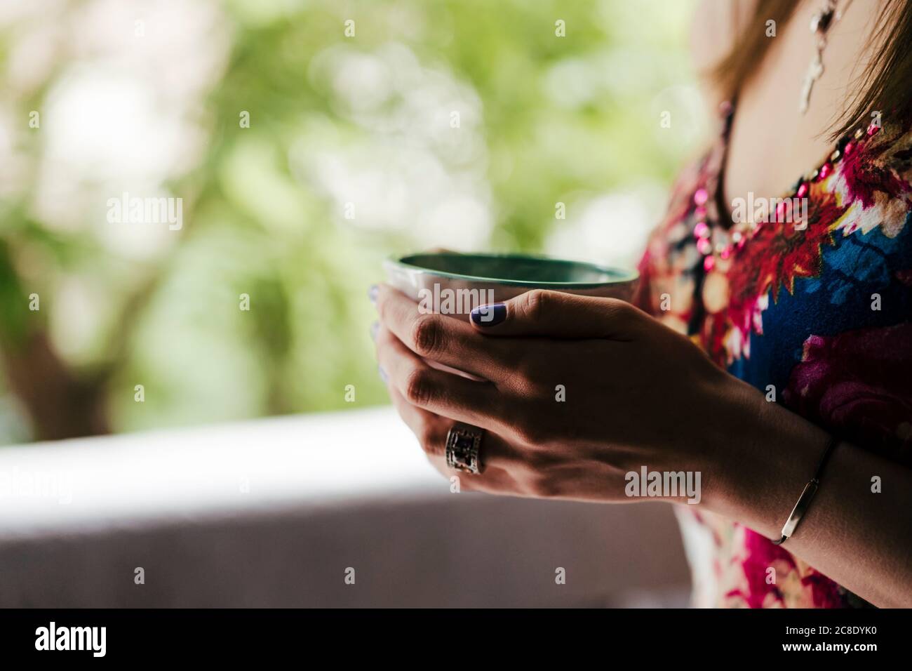 Primo piano delle mani della donna che tengono la tazza di caffè Foto Stock