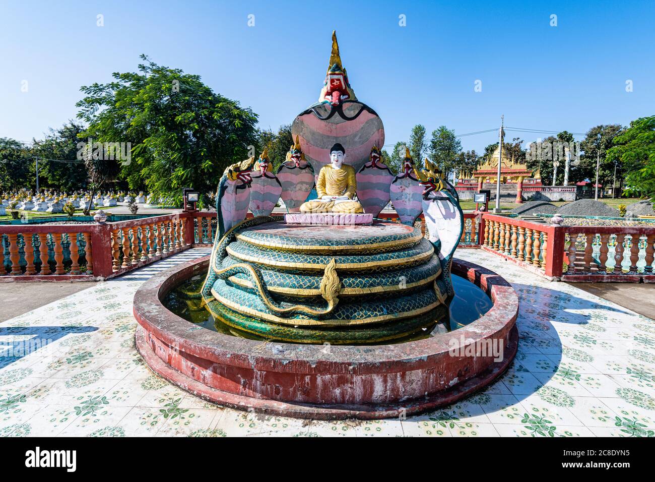 Myanmar, Stato di Kachin, Aung Zay Yan Aung Pagoda, Fontana del Drago Foto Stock