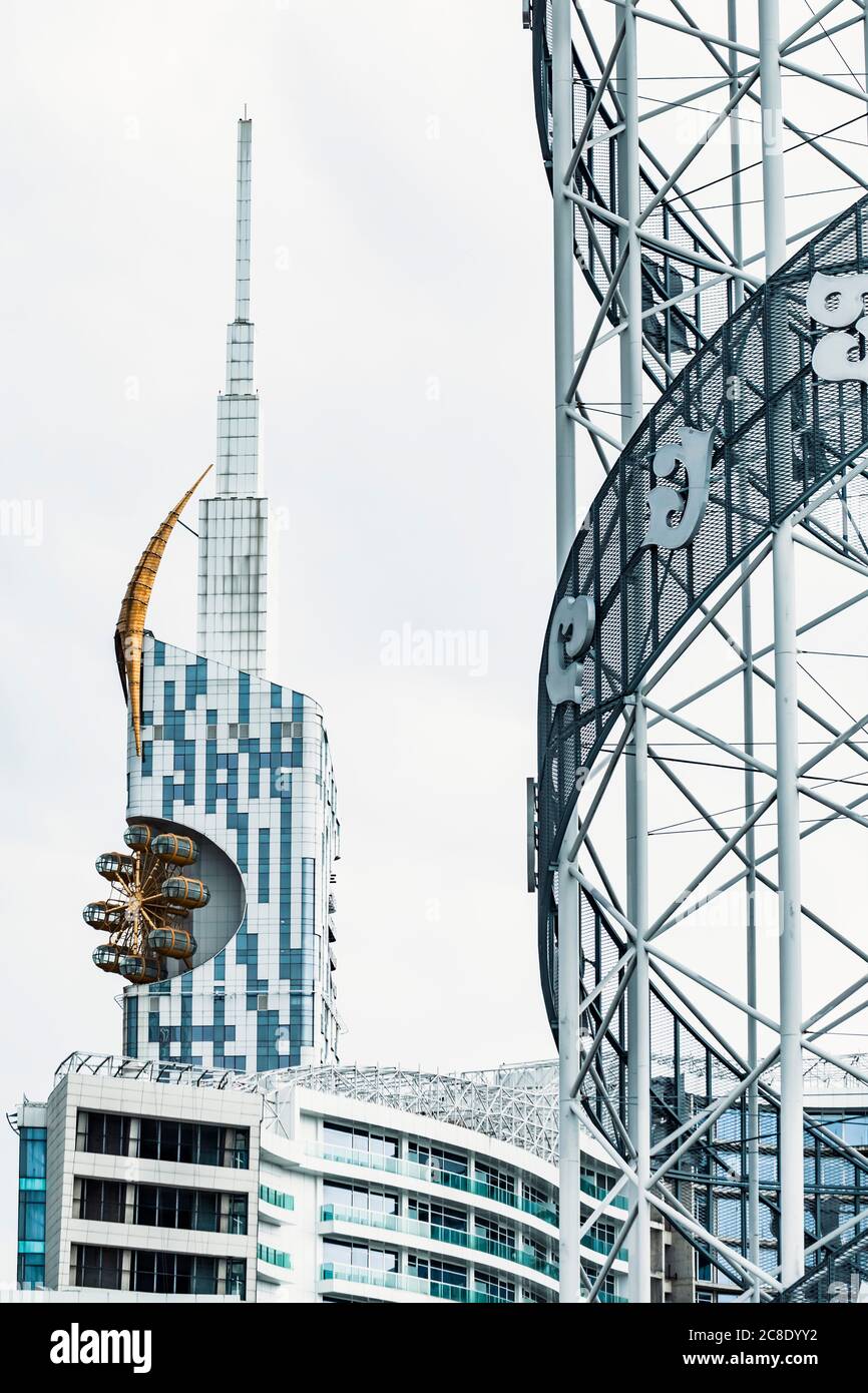 Georgia, Adjara, Batumi, Torre alfabetica e Torre dell'Università tecnologica di Batumi Foto Stock