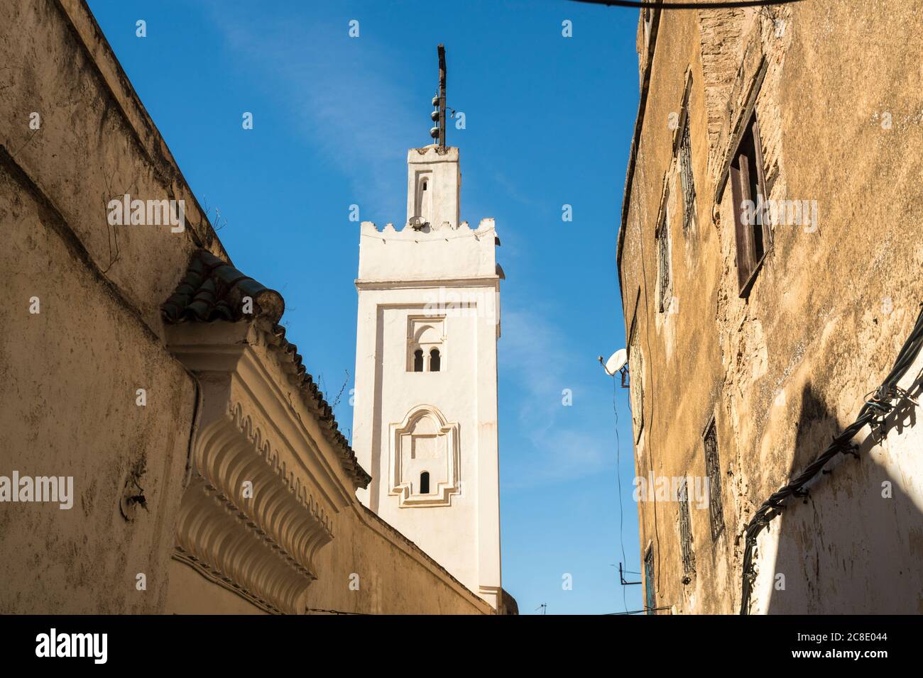 Marocco, Fez, edifici della città vecchia e minareto Foto Stock