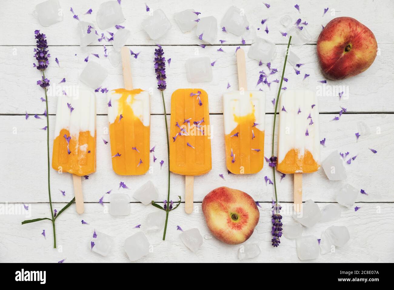 Popsicles di yogurt di pesca fatti in casa e lavanda Foto Stock