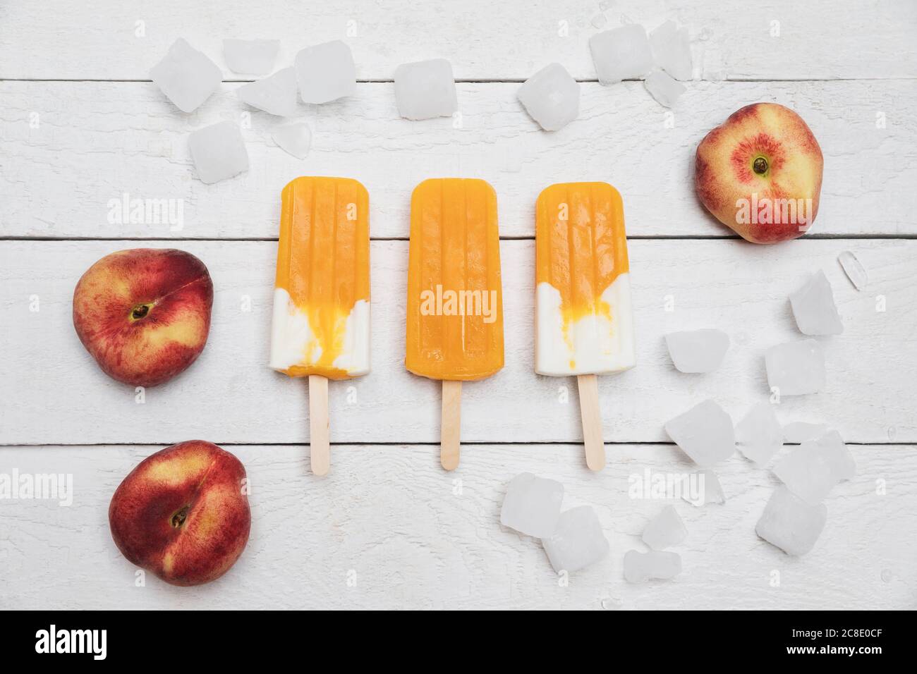 Popsicles fatti in casa di yogurt di pesca Foto Stock