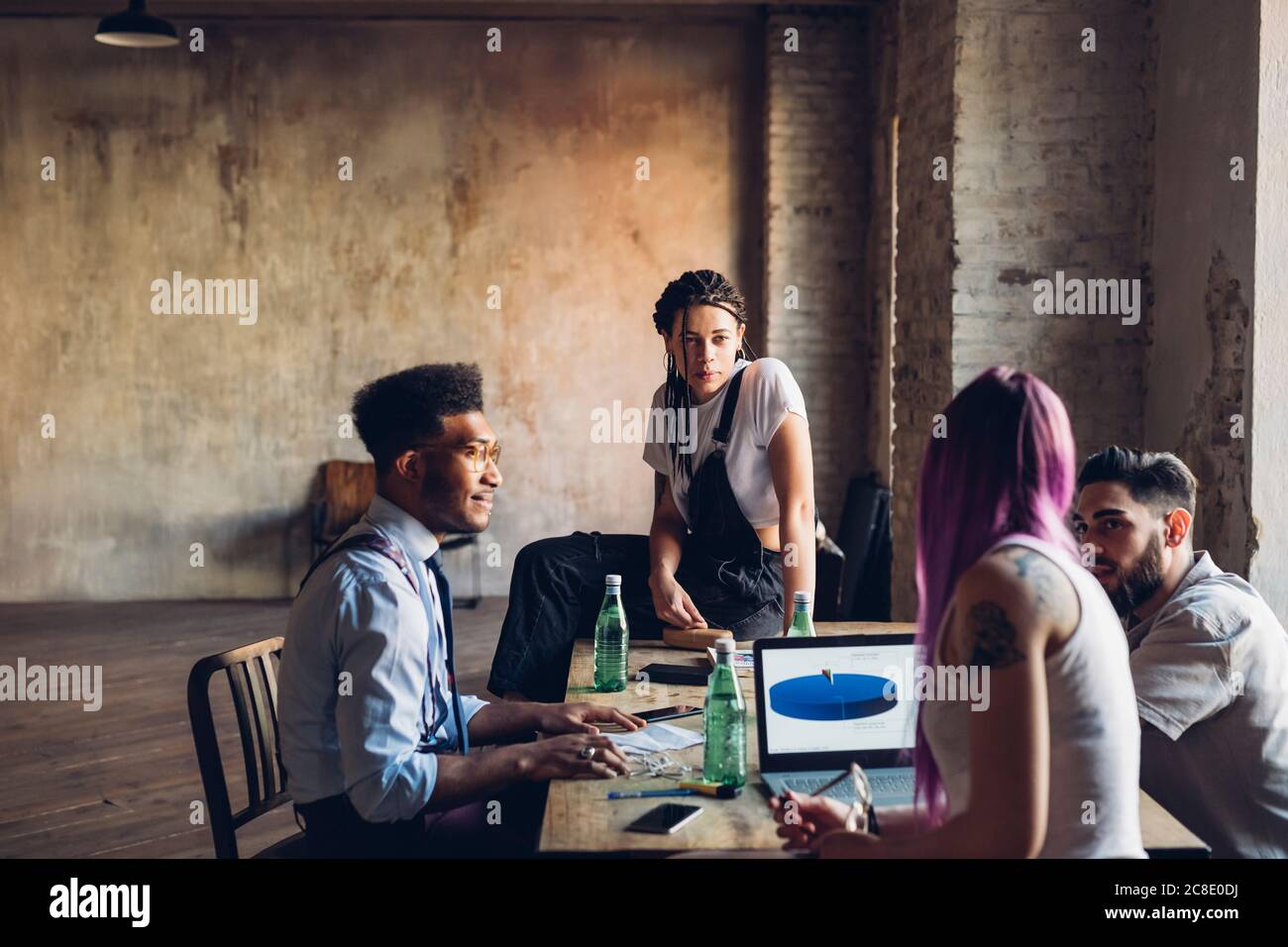 Persone creative che lavorano al tavolo in un ufficio loft Foto Stock