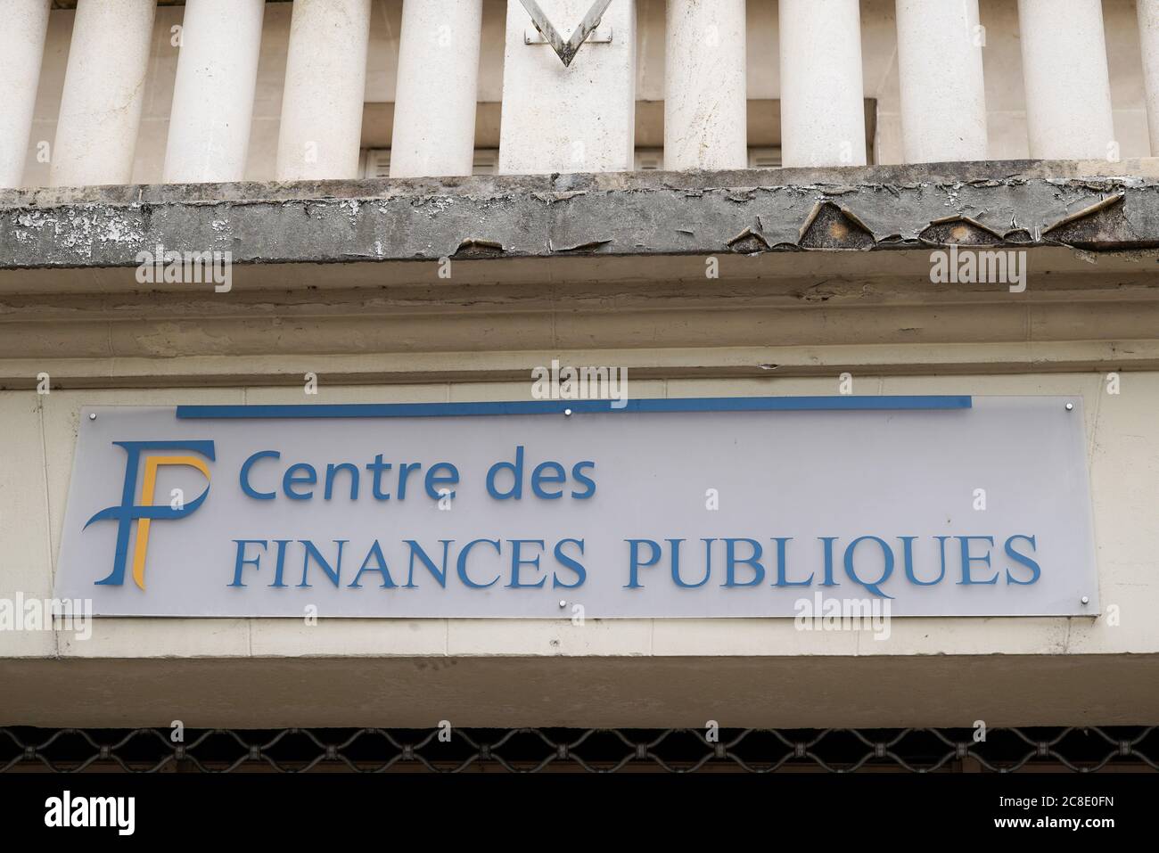 Bordeaux , Aquitaine / Francia - 07 21 2020 : Centre des finances publiques è il simbolo francese delle finanze pubbliche sulla costruzione dell'ufficio delle tasse Foto Stock