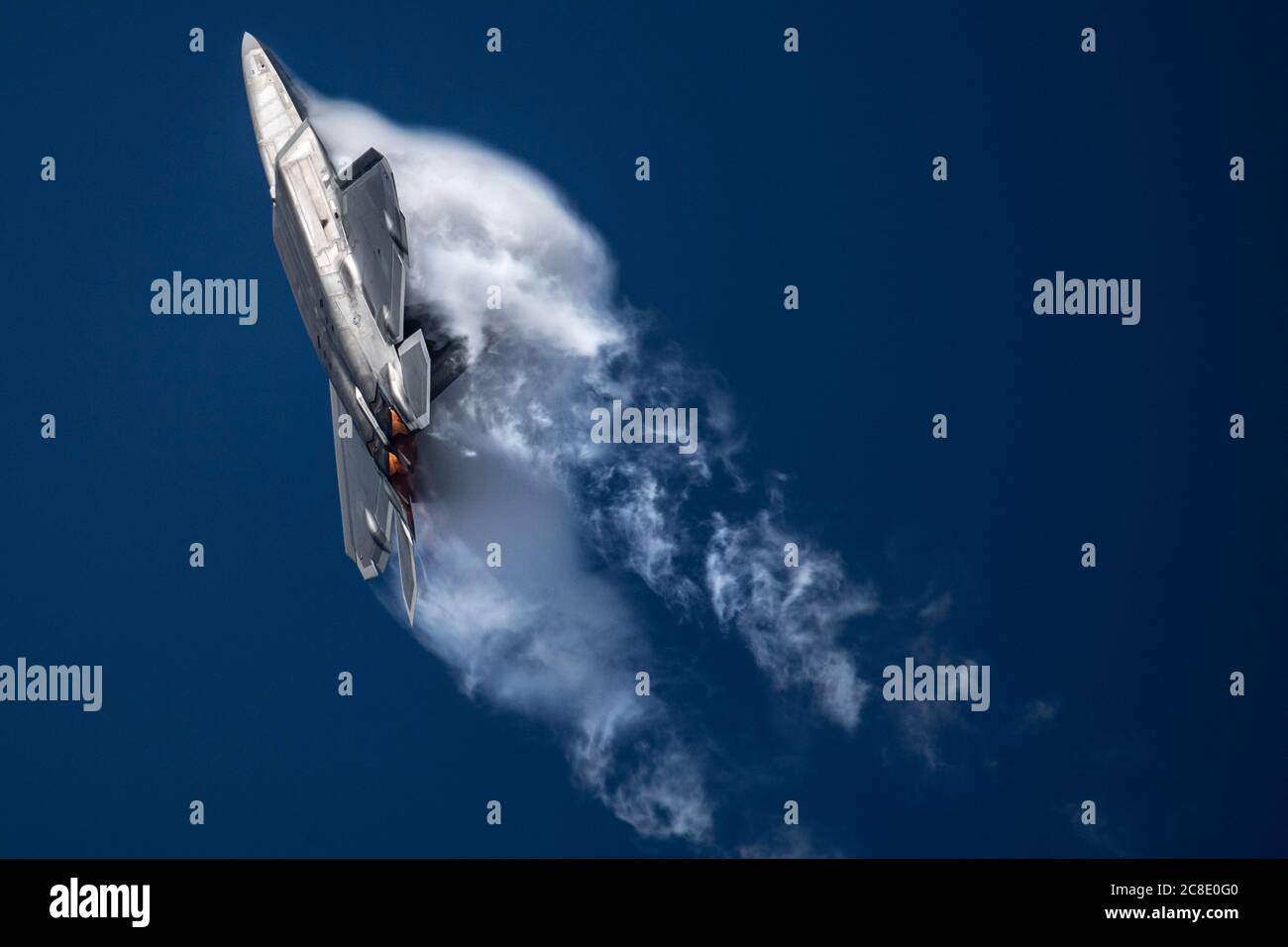 Josh Cabo Gunderson, comandante del team di dimostrazione del raptor F-22, esegue la manovra Power Loop durante una performance alla base militare Elmendorf-Richardson il 10 luglio 2020 ad Anchorage, Alaska. La manovra utilizza la tecnologia di vettorizzazione a spinta esclusiva della F-22 che consente all'aeromobile di ruotare in aria e di tornare in piano. Foto Stock