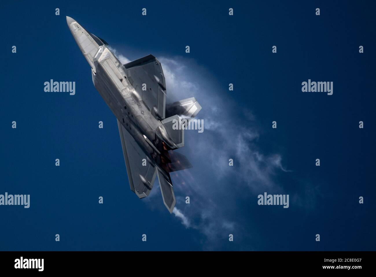 Josh Cabo Gunderson, comandante del team di dimostrazione del raptor F-22, esegue la manovra Power Loop durante una performance alla base militare Elmendorf-Richardson il 10 luglio 2020 ad Anchorage, Alaska. La manovra utilizza la tecnologia di vettorizzazione a spinta esclusiva della F-22 che consente all'aeromobile di ruotare in aria e di tornare in piano. Foto Stock
