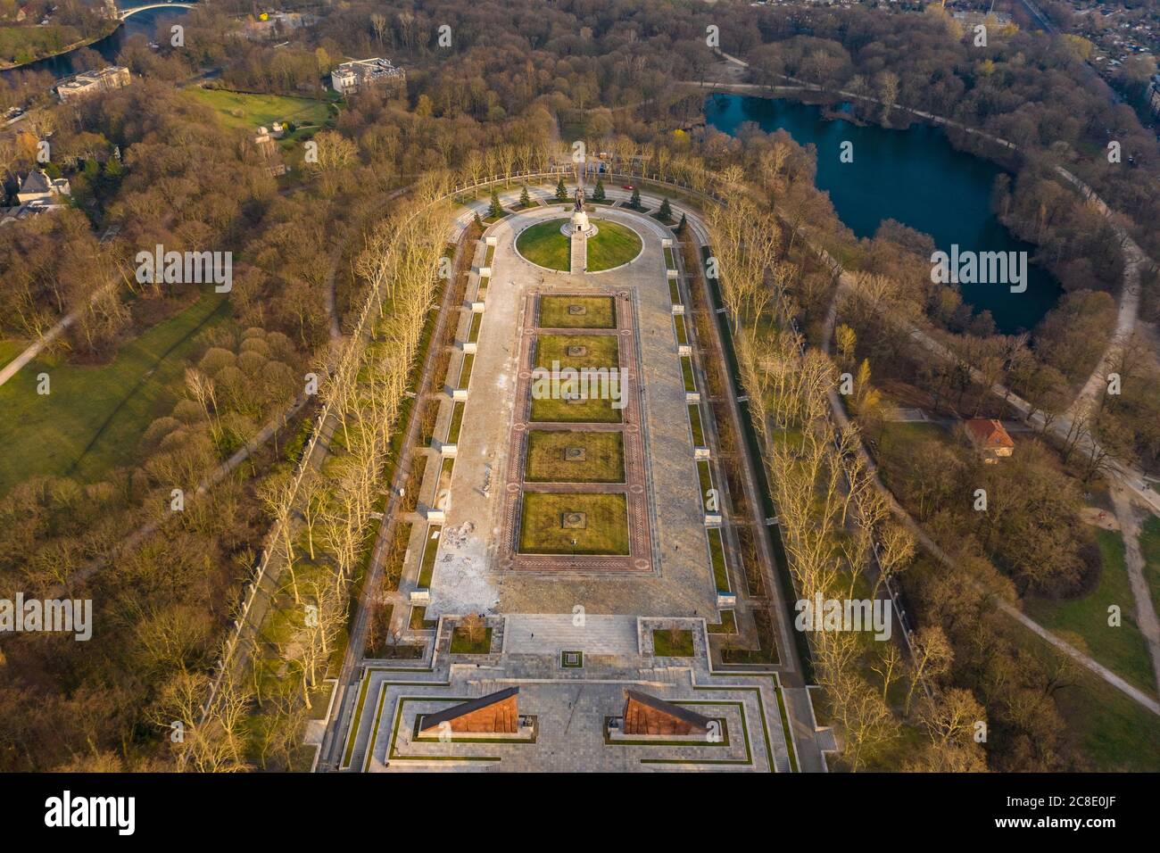 Germania, Berlino, veduta aerea del Treptower Park, memoriale di guerra sovietica in autunno Foto Stock