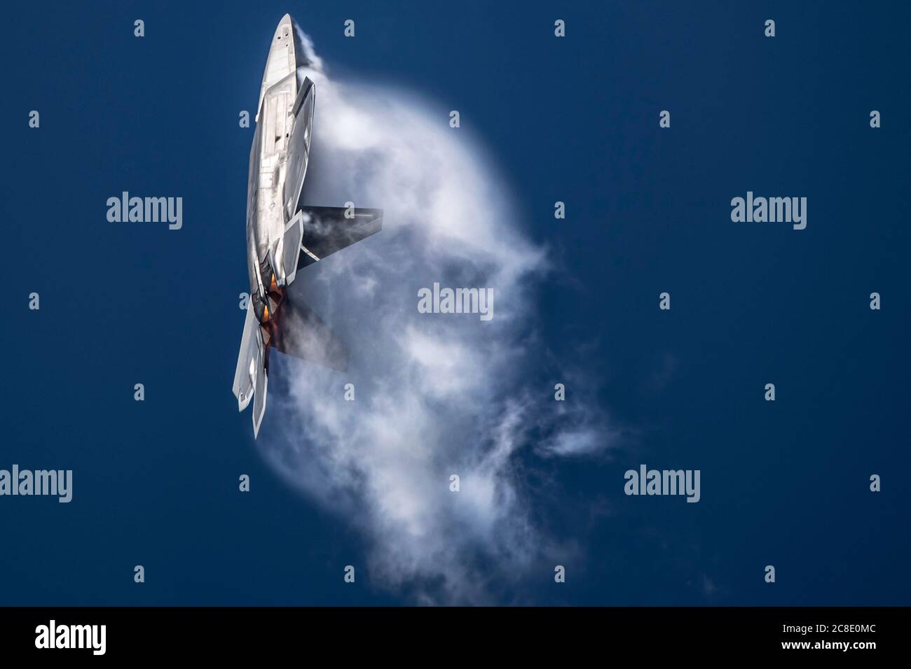Josh Cabo Gunderson, comandante del team di dimostrazione del raptor F-22, esegue la manovra Power Loop durante una performance alla base militare Elmendorf-Richardson il 10 luglio 2020 ad Anchorage, Alaska. La manovra utilizza la tecnologia di vettorizzazione a spinta esclusiva della F-22 che consente all'aeromobile di ruotare in aria e di tornare in piano. Foto Stock
