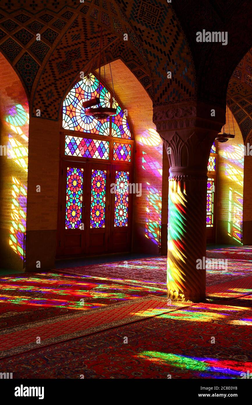 Iran, Provincia di Fars, Shiraz, luce solare che illumina l'interno della Moschea di Nasir-ol-Molk attraverso colorate vetrate colorate Foto Stock