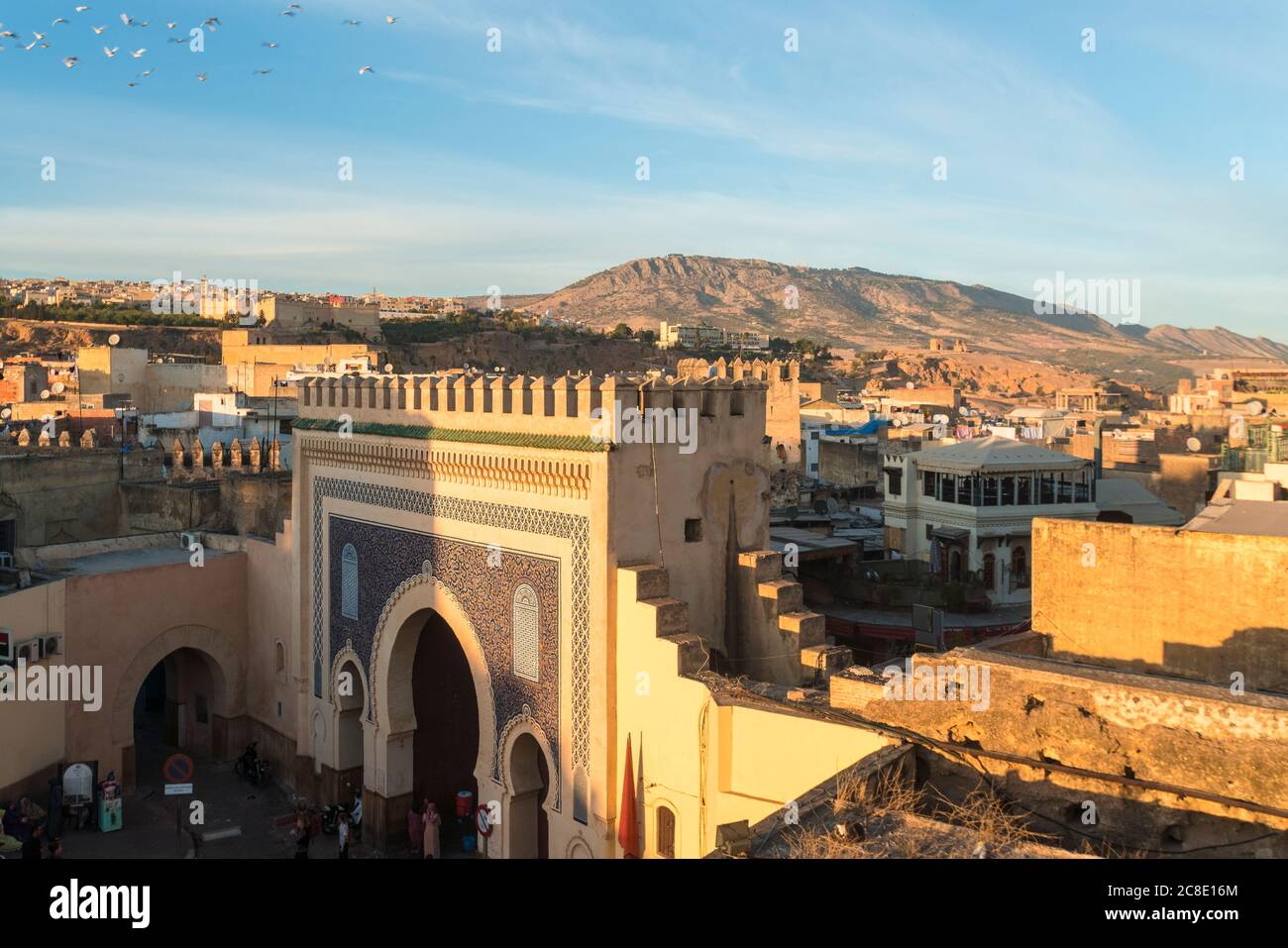 Marocco, Fes-Meknes, Fes, Bab Bou Jeloud porta della città al tramonto Foto Stock