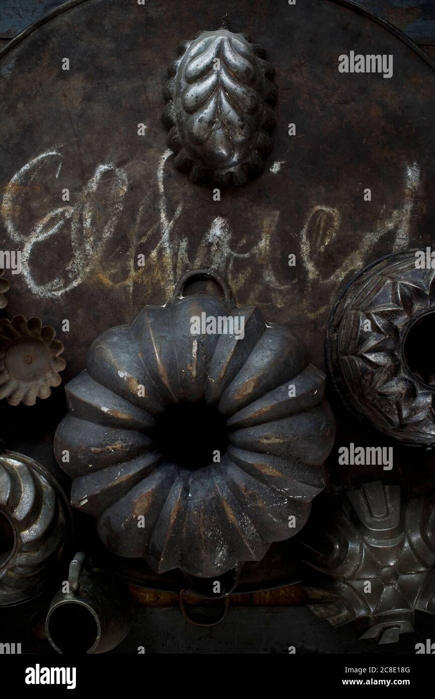 Vecchie teglie rustiche e teglia da forno Foto Stock