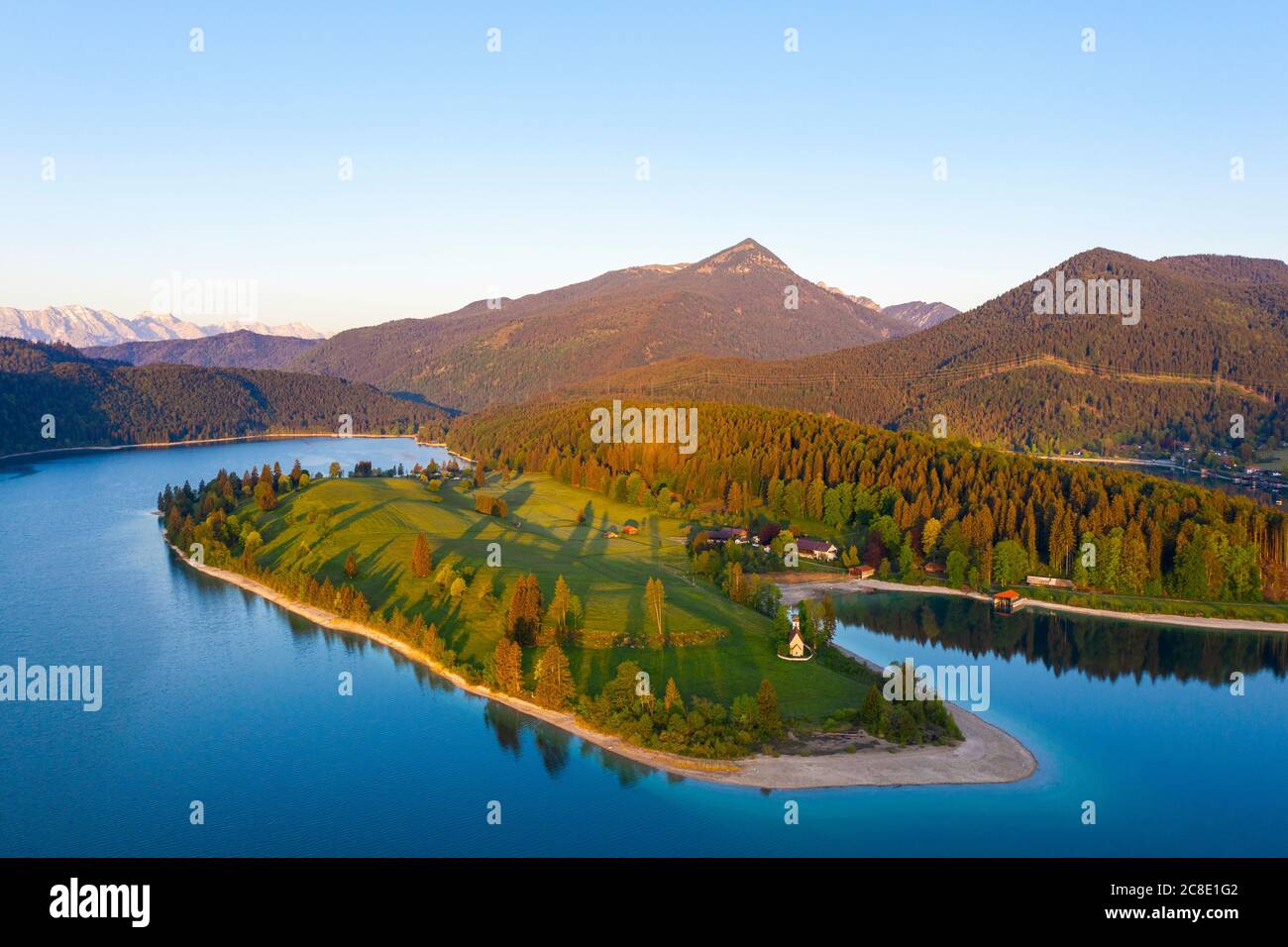 Germania, Baviera, veduta aerea della penisola di Zwergern all'alba della primavera Foto Stock