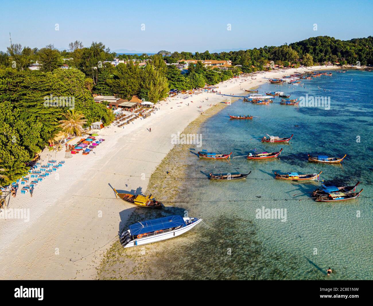 Thailandia, Provincia di Satun, Ko Lipe, veduta aerea della spiaggia di Pattaya in estate Foto Stock