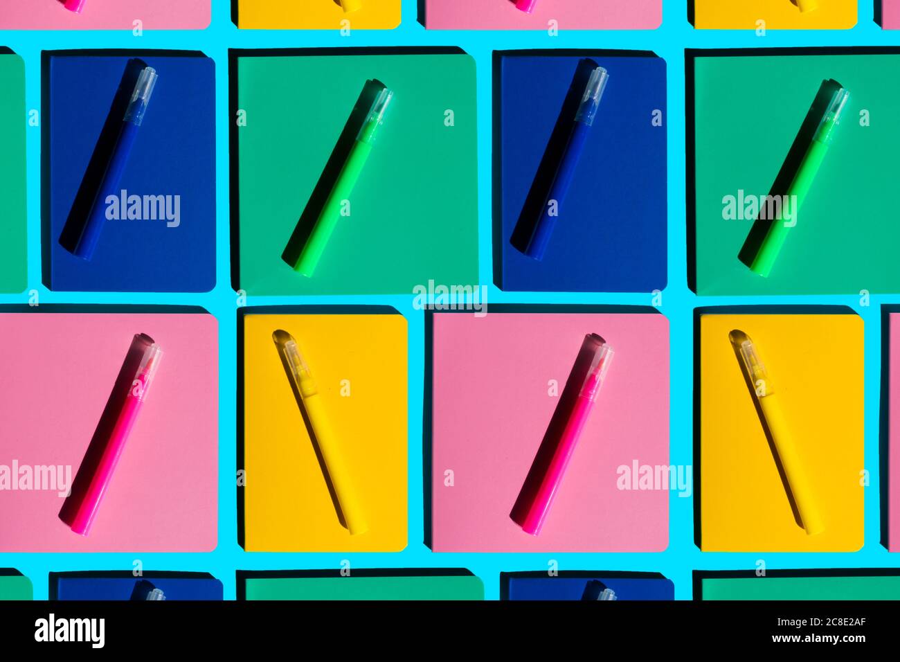 Modello di notebook colorati e penne con punta in feltro corrispondenti Foto Stock