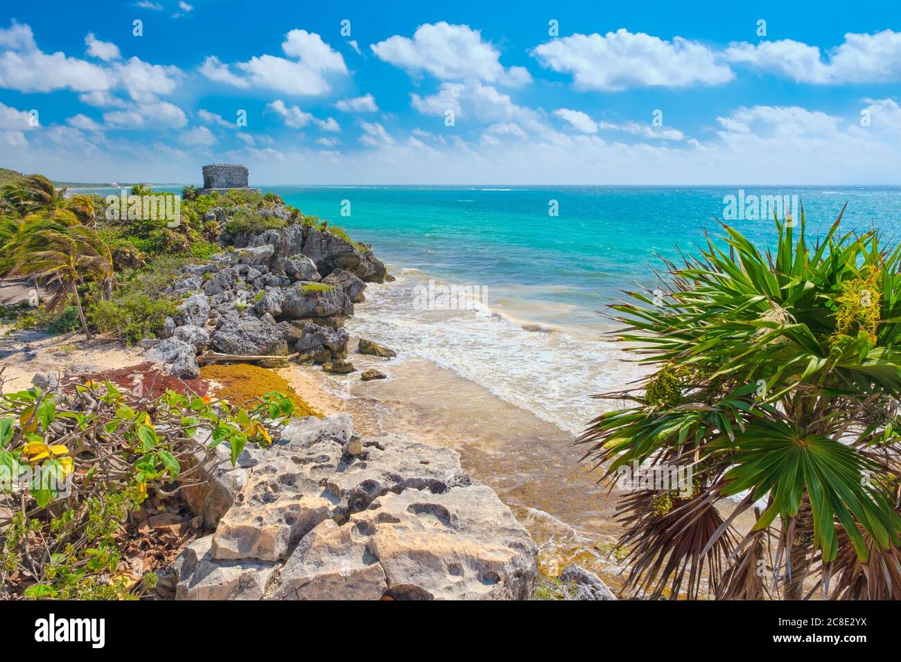 Antiche rovine maya su una scogliera sul mare a Tulum in Messico Foto Stock