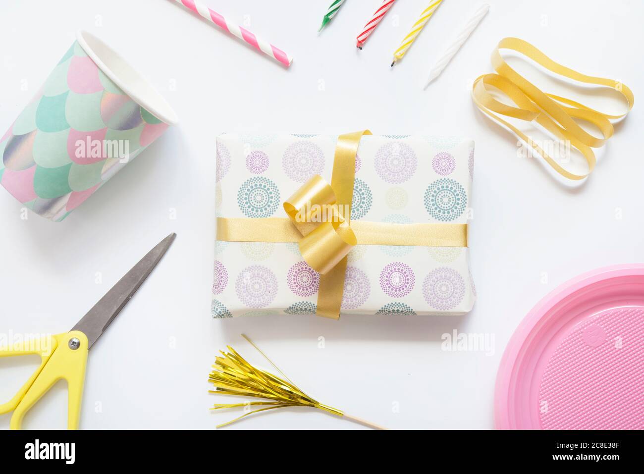 Studio di regalo di compleanno avvolto e vari oggetti di compleanno Foto Stock