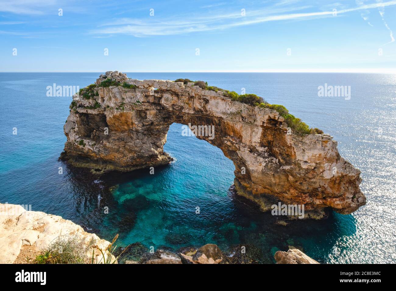 Spagna, Maiorca, Santanyi, Drone vista dell'arco di es Pontas in estate Foto Stock