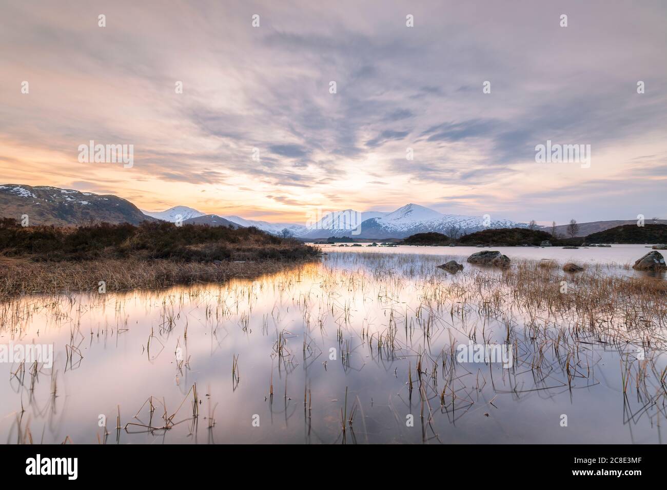 Regno Unito, Scozia, Lochan na h-Achlaise al tramonto Foto Stock