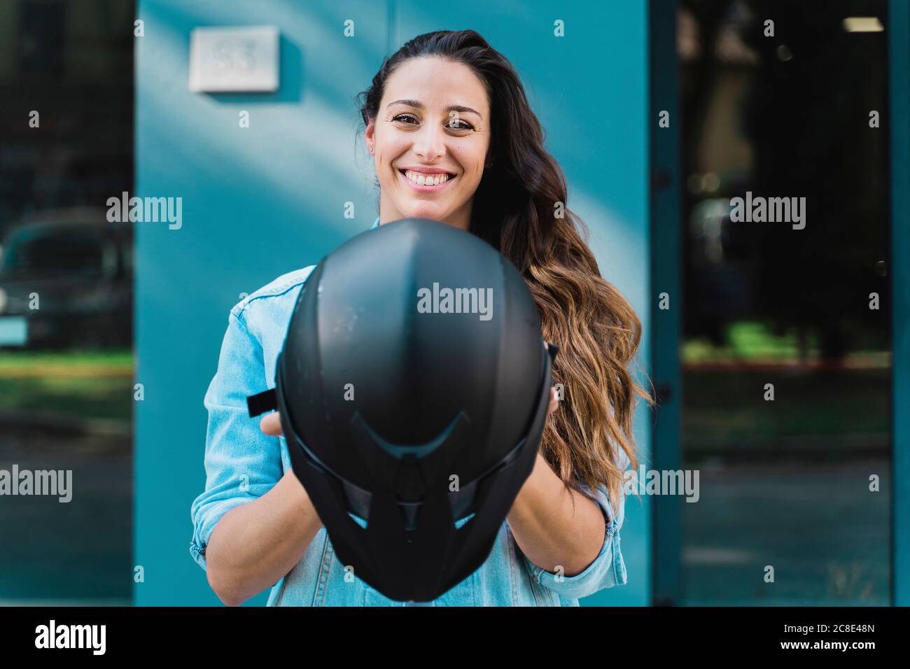 Donna con casco nero per moto Foto Stock