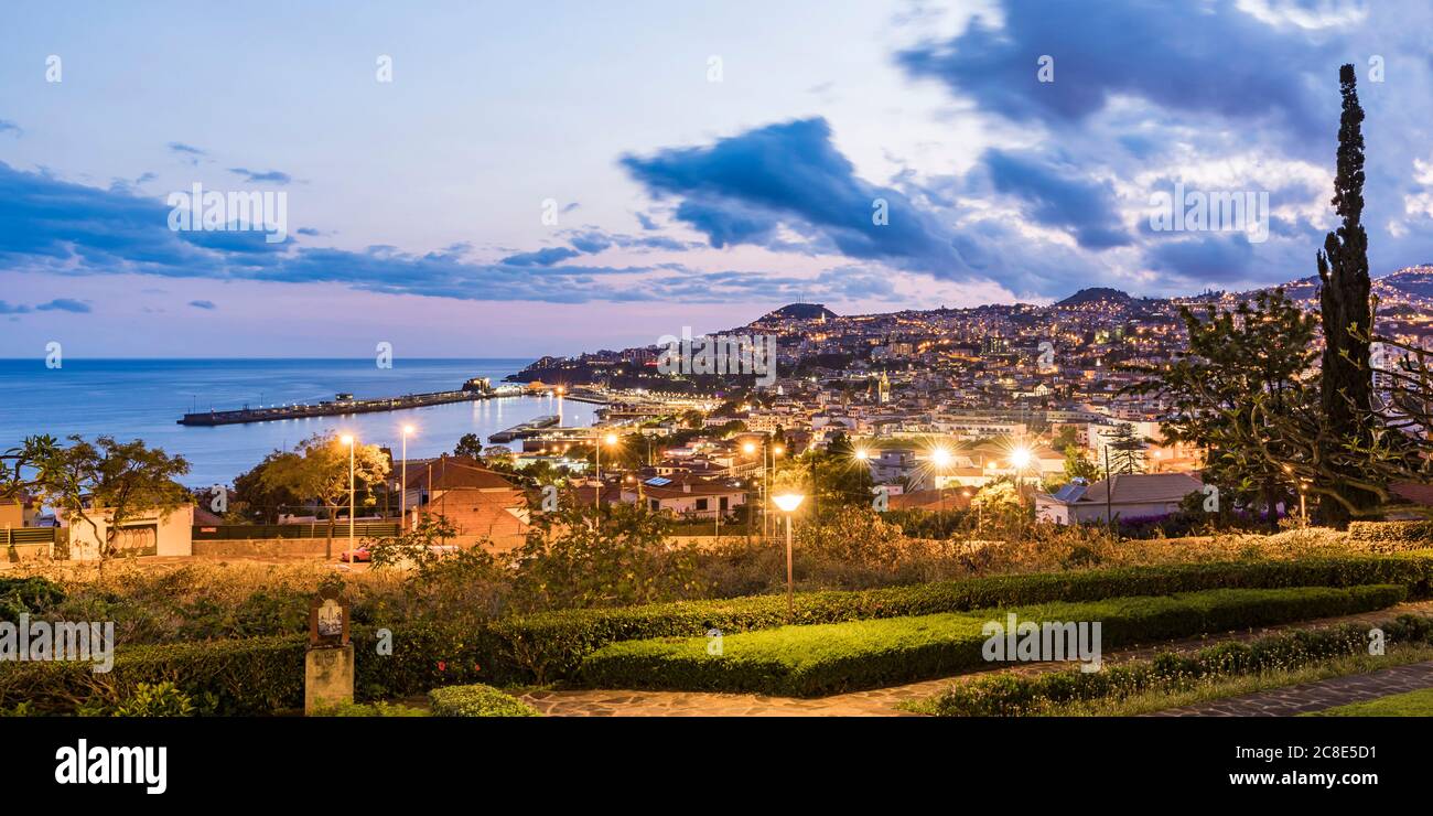 Portogallo, Funchal, Parco pubblico della città costiera al tramonto Foto Stock