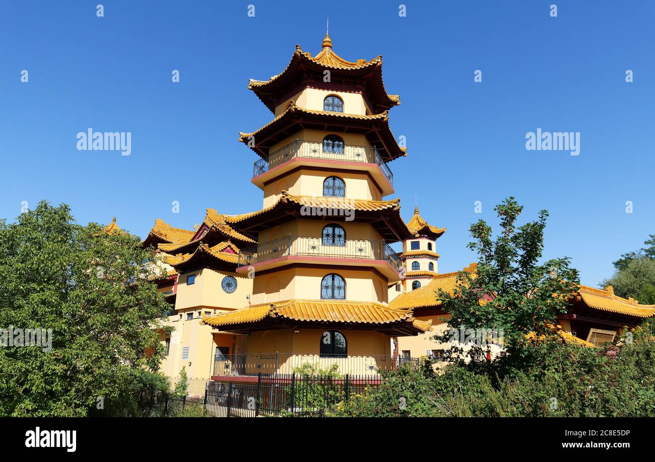Khanh Anh è la più grande Pagoda Buddista d'Europa. Si trova a Evry, 30 km a sud di Parigi. Foto Stock