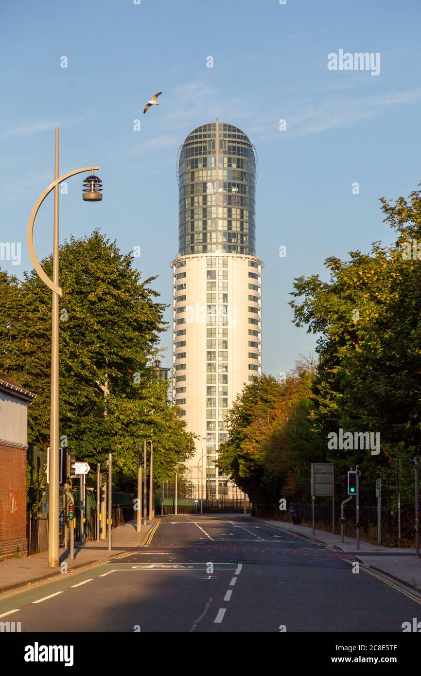 East Side plaza condominio in Gunwharf Quays Portsmouth all'alba, noto anche come la torre rossetto Foto Stock