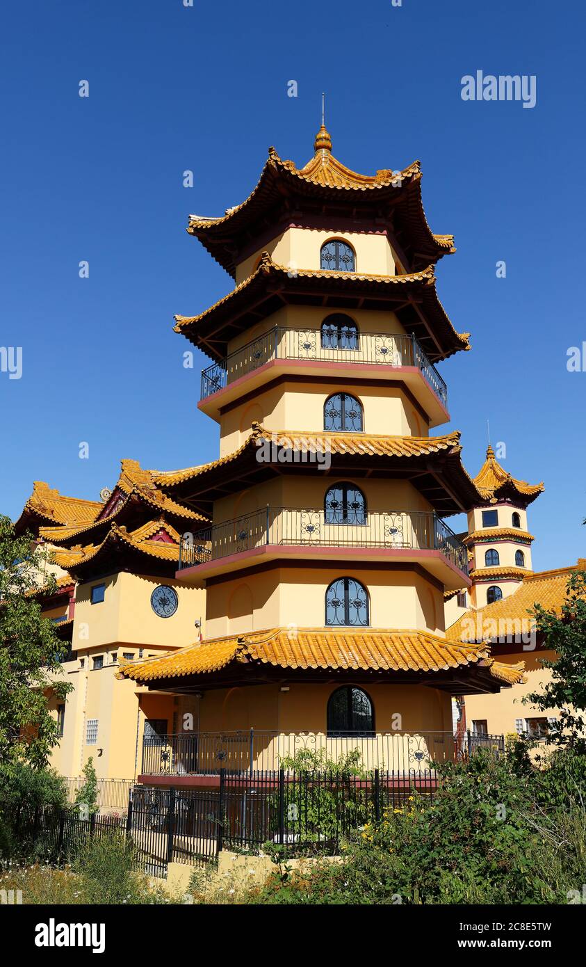 Khanh Anh è la più grande Pagoda Buddista d'Europa. Si trova a Evry, 30 km a sud di Parigi. Foto Stock