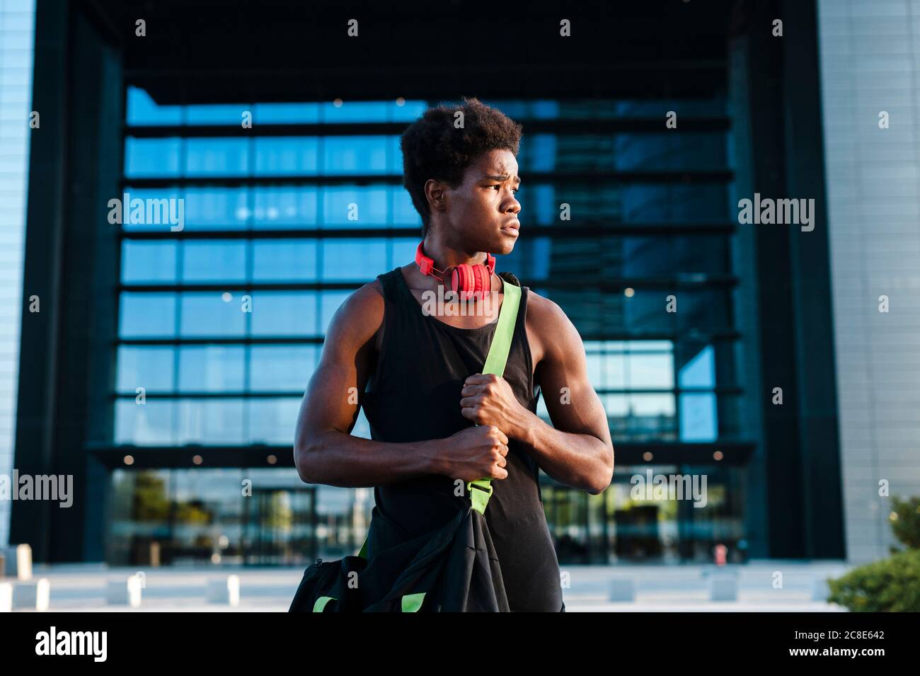 Elegante giovane in città che guarda lateralmente Foto Stock