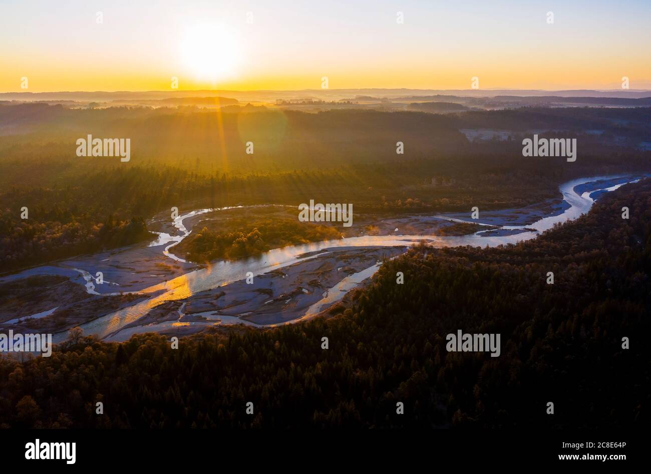 Germania, Baviera, Wolfratshausen, Drone vista del fiume Isar all'alba Foto Stock