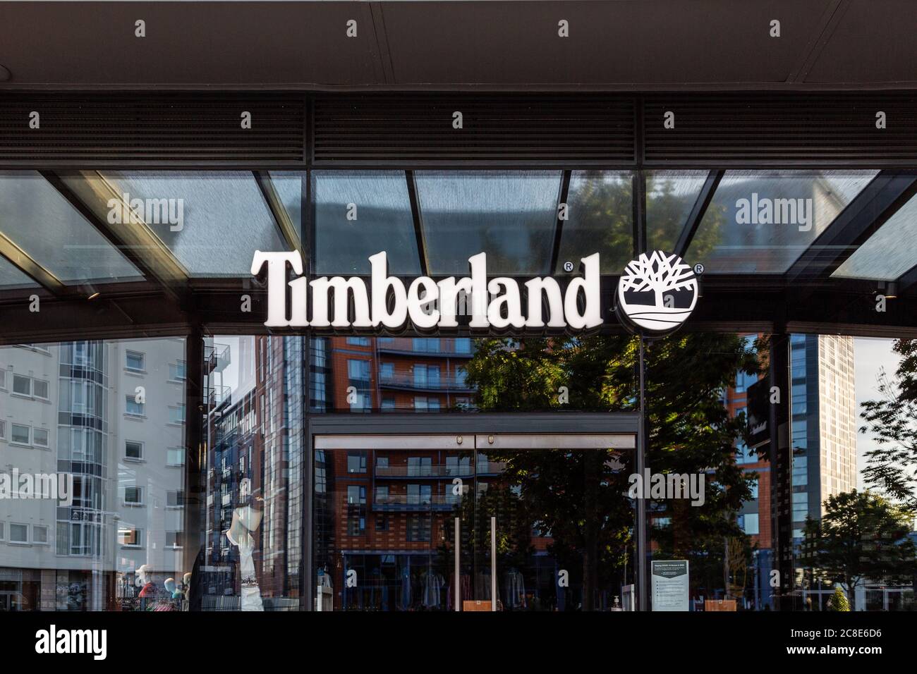 La parte anteriore o la facciata di un negozio di abbigliamento Timberland Foto Stock