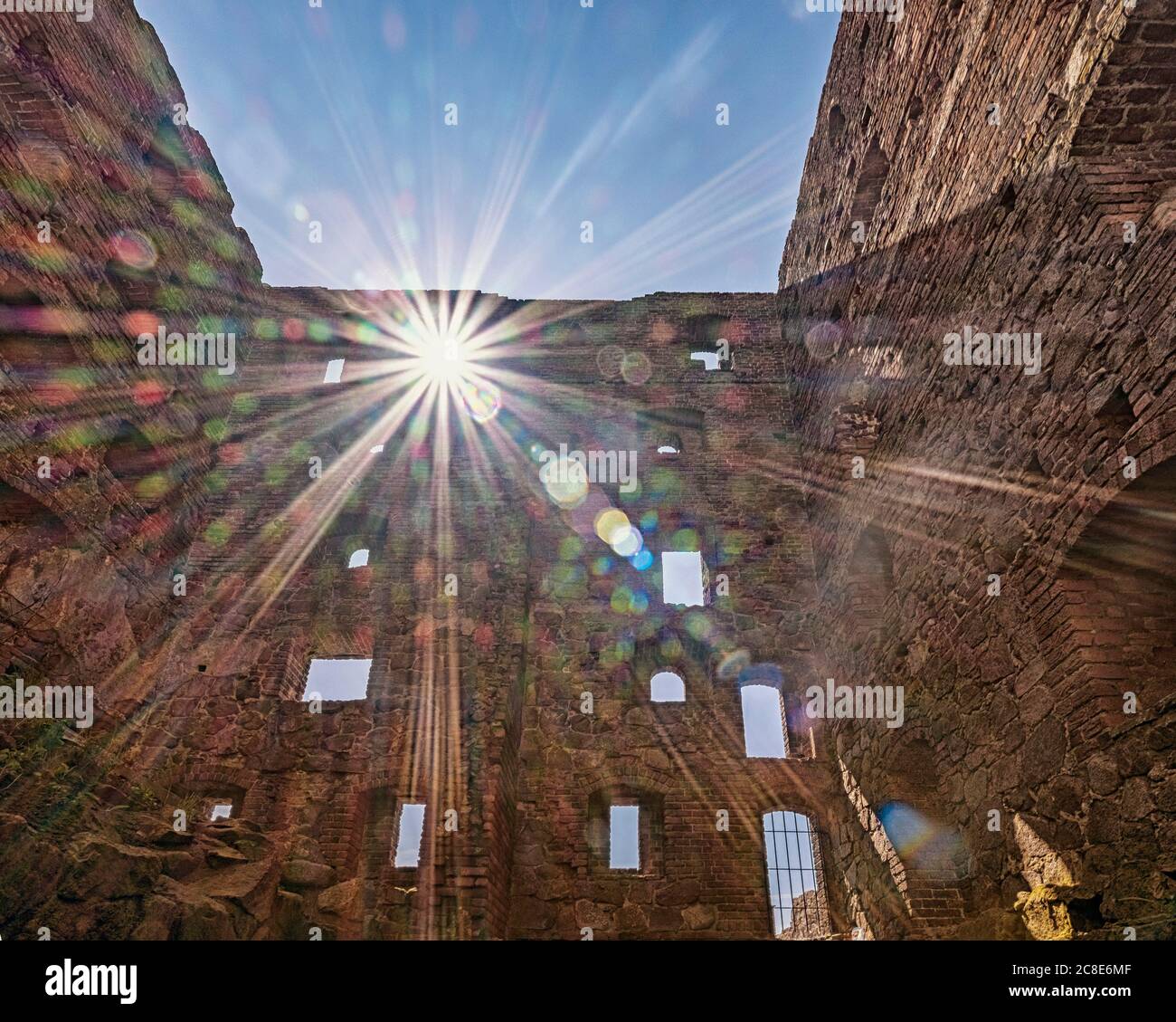 Danimarca, Bornholm, Hammershus, Sole che splende attraverso le rovine della fortezza Foto Stock