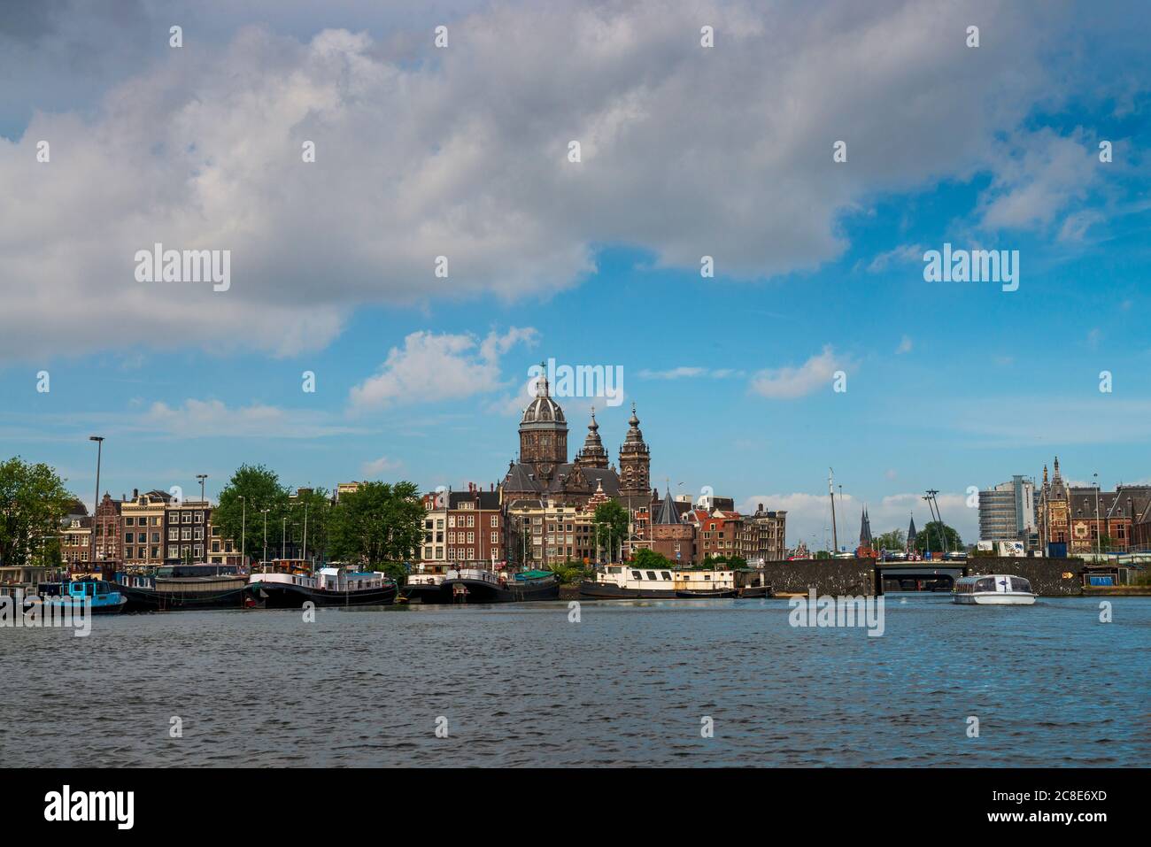 I Paesi Bassi, la Provincia dell'Olanda del Nord, Amsterdam, la Basilica di San Nicola visto attraverso il canale Foto Stock