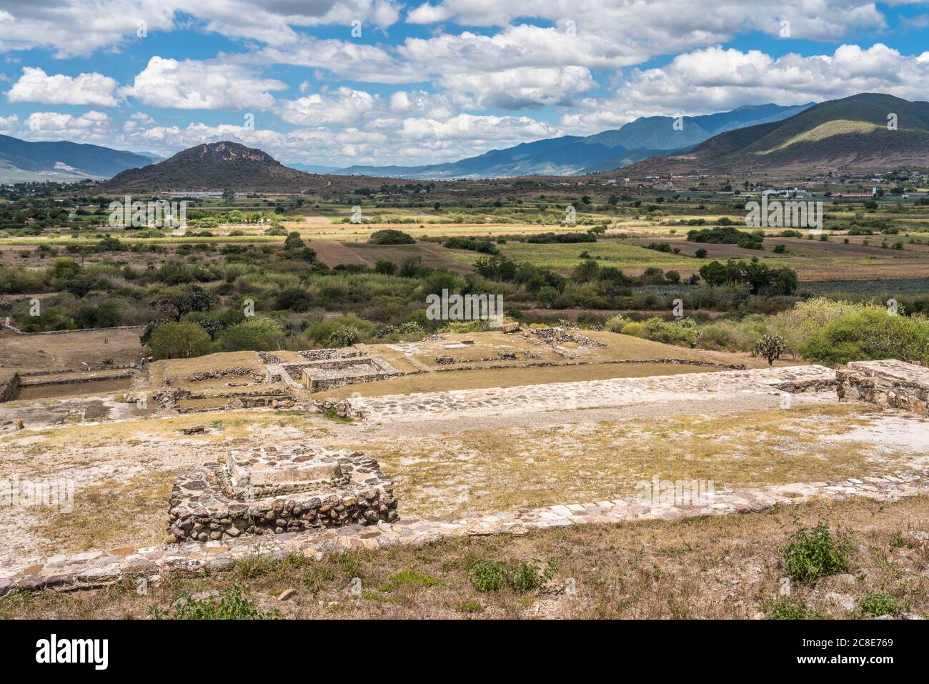 Una piattaforma cerimoniale sulla cima dell'edificio A nelle rovine della città pre-ispanica di Dainzu, nella Valle Centrale di Oaxaca, Messico. Foto Stock